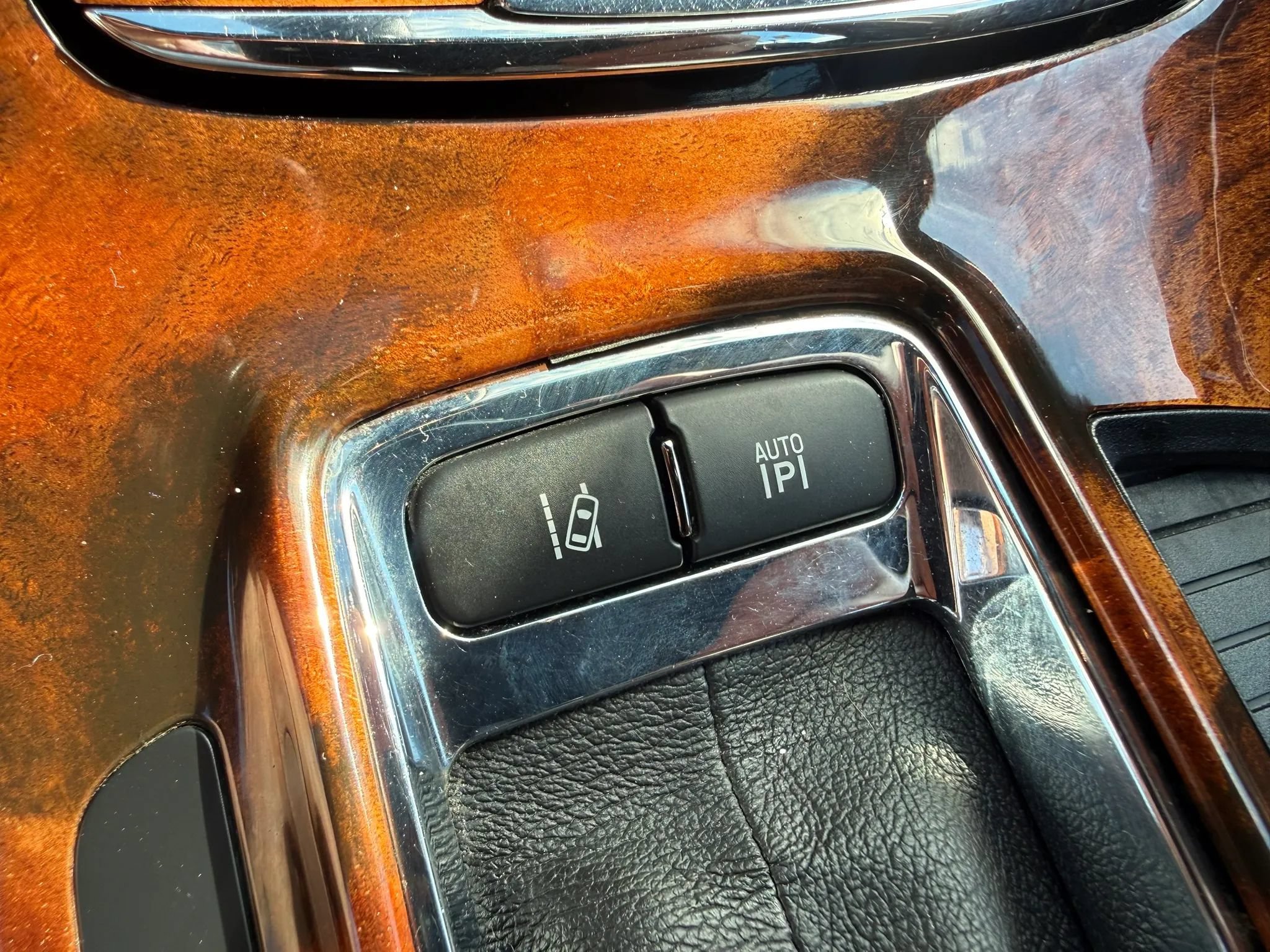 Used 2013 Lincoln MKS AWD image 23