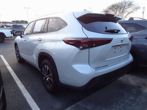 Used 2024 Toyota Highlander XLE image 4