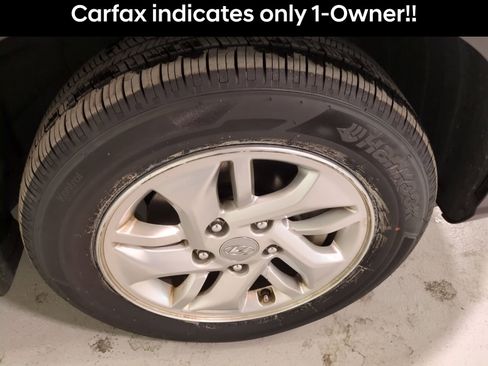 Used 2023 Hyundai Venue SE image 2