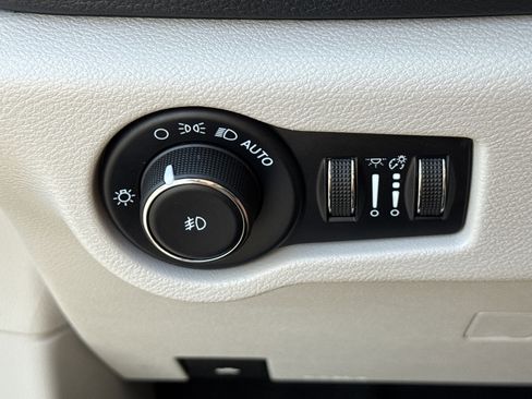 Used 2022 Chrysler Pacifica Touring-L image 38