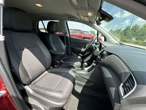 Used 2022 Chevrolet Trax LT w/ LT Convenience Package AWD/4WD image 20