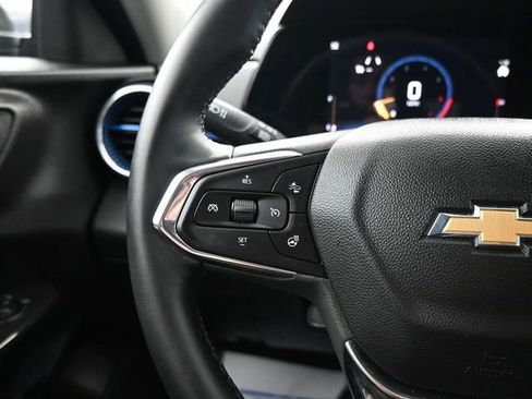 Used 2025 Chevrolet Trax LT w/ LT Convenience Package image 8