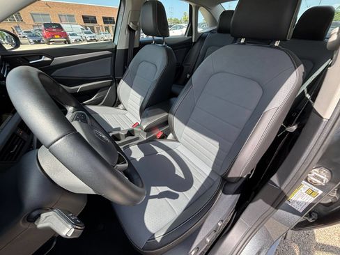Used 2025 Volkswagen Jetta SE FWD image 37