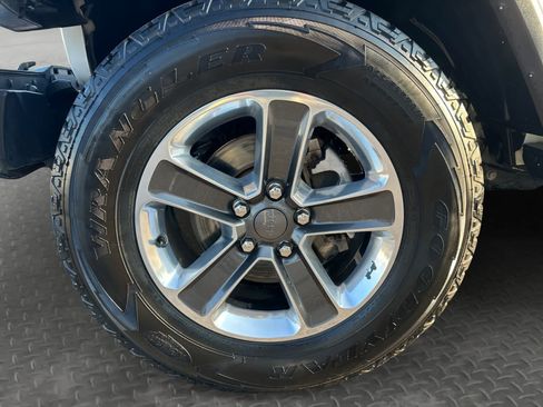 Used 2018 Jeep Wrangler Unlimited Sahara AWD/4WD image 9