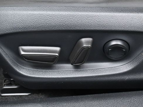 Used 2019 Toyota Avalon XSE image 10