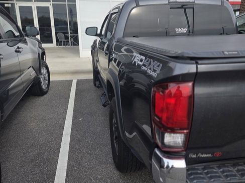 Used 2019 Toyota Tacoma TRD Off-Road image 6