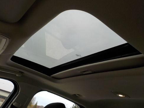 Used 2017 Ford Focus SEL w/ Cold Weather Package image 14