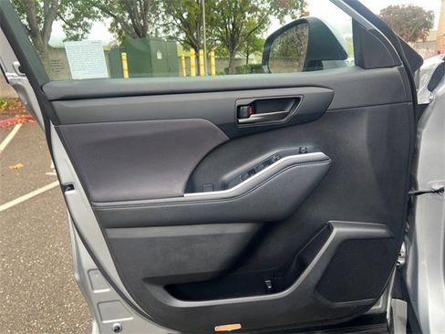 Used 2024 Toyota Highlander LE image 16