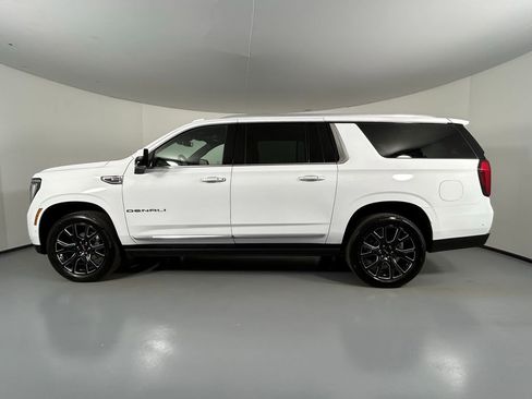 Used 2025 GMC Yukon XL Denali w/ Sun & Power Step Package image 4