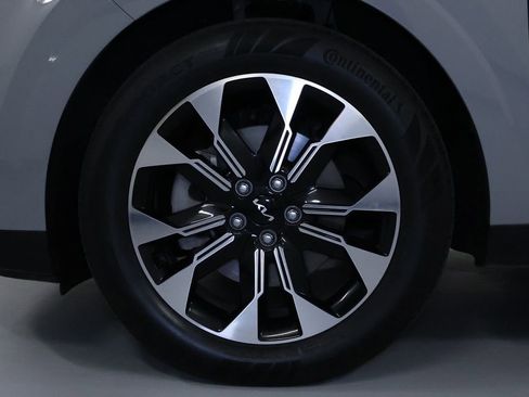 Used 2024 Kia Carnival EX image 33