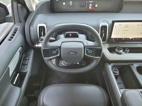 Used 2025 Ford Expedition Active image 11