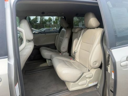 Used 2017 Toyota Sienna LE FWD image 30
