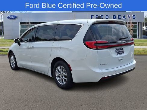 Used 2023 Chrysler Pacifica Touring-L FWD image 5