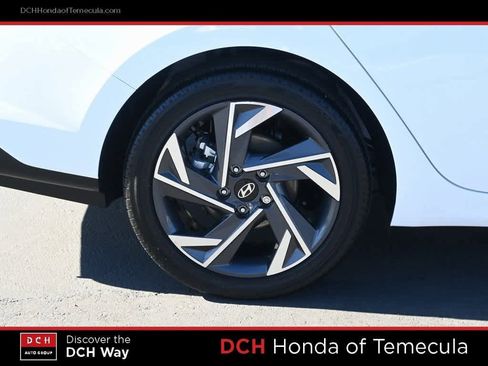 Used 2025 Hyundai Elantra Limited image 24