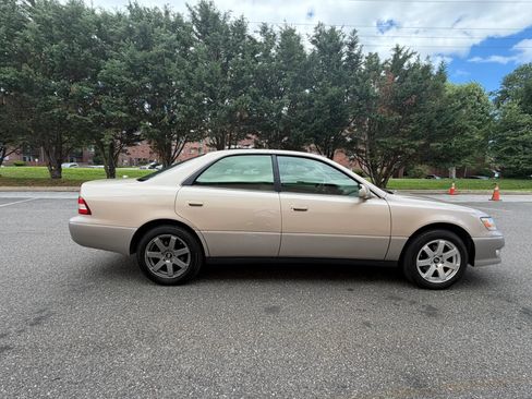 Used 2000 Lexus ES 330 FWD image 8