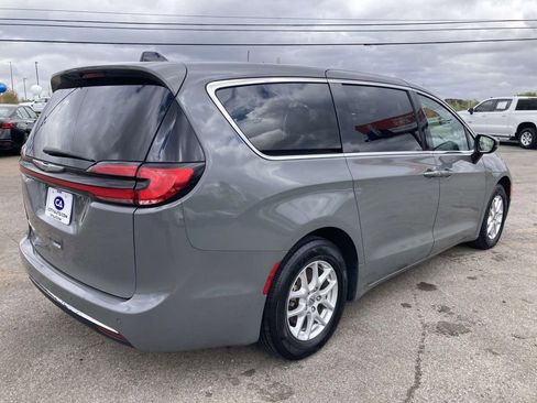 Used 2023 Chrysler Pacifica Touring-L image 3