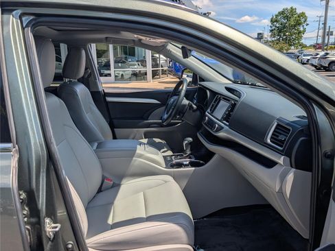 Used 2019 Toyota Highlander XLE AWD/4WD image 11