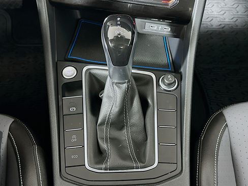 Used 2025 Volkswagen Jetta SE w/ Sunroof Package FWD image 24