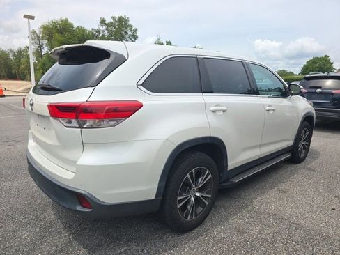 Used 2019 Toyota Highlander LE FWD image 2