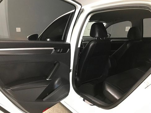 Used 2018 Volkswagen Passat 2.0T R-Line image 15