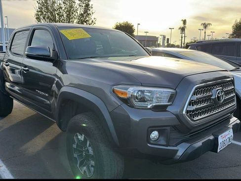 Used 2017 Toyota Tacoma TRD Off-Road image 2