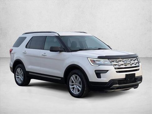 Used 2018 Ford Explorer XLT image 3