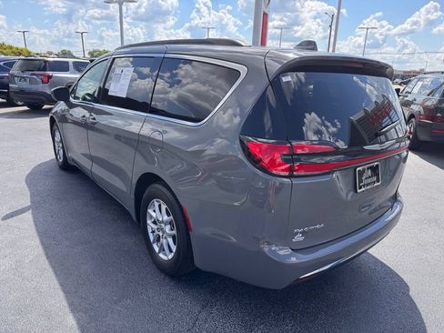 Used 2022 Chrysler Pacifica Touring-L FWD image 3