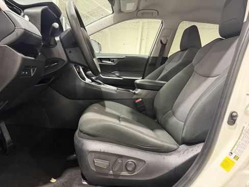 Used 2025 Toyota RAV4 XLE FWD image 27