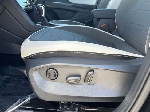 Used 2025 Volkswagen Taos SE image 22
