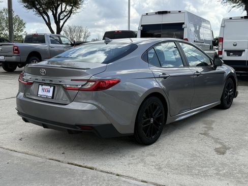 Used 2025 Toyota Camry SE image 9