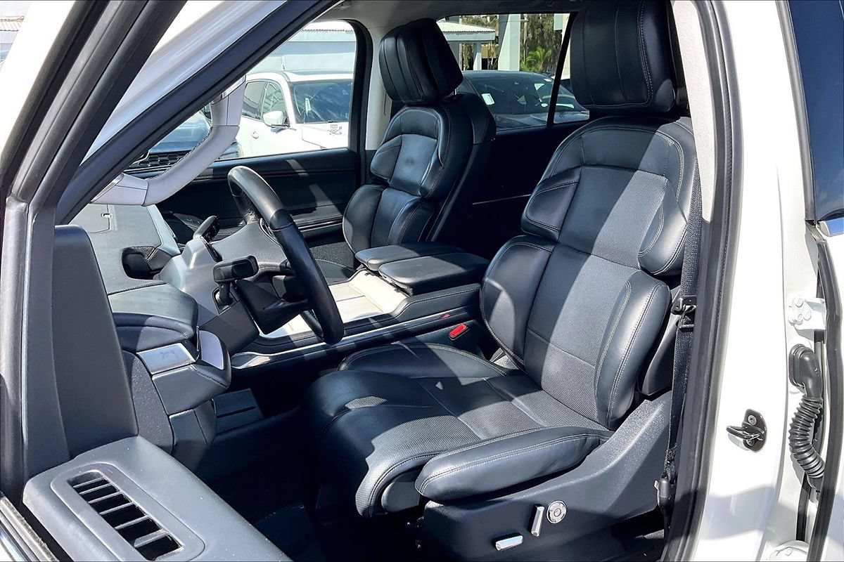 Used 2025 Lincoln Navigator Reserve AWD/4WD image 15