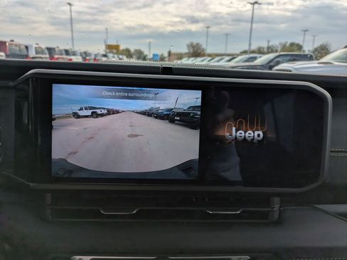 Used 2025 Jeep Gladiator Sport image 17