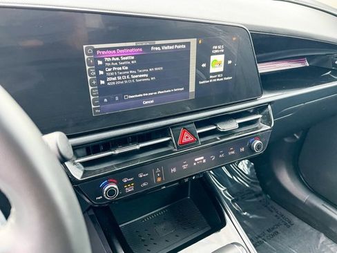 Used 2024 Kia Niro EX image 18