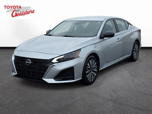 Used 2024 Nissan Altima 2.5 SV image 1