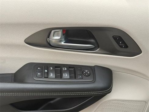 Used 2023 Chrysler Pacifica Touring-L image 16