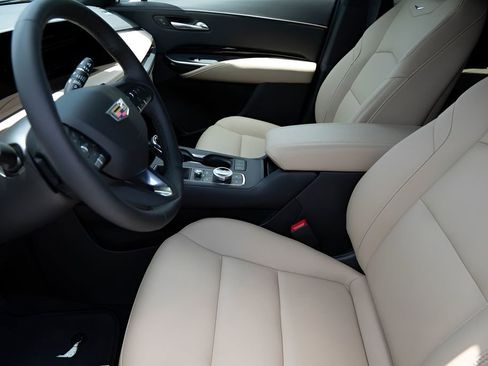 Used 2024 Cadillac XT4 Luxury w/ Cold Weather Package image 10