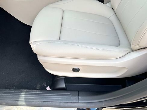 Used 2025 Mercedes-Benz GLA 250 image 9