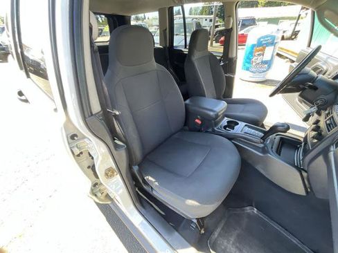 Used 2004 Jeep Grand Cherokee Laredo w/ Convenience Group AWD/4WD image 16