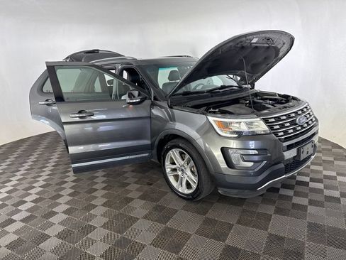 Used 2017 Ford Explorer XLT w/ Equipment Group 202A AWD/4WD image 13
