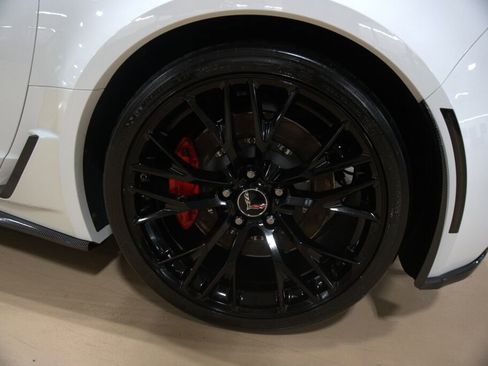 Used 2015 Chevrolet Corvette Z06 w/ 3LZ Preferred Equipment Group image 34