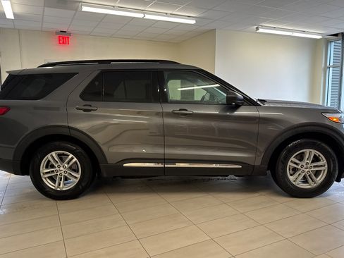 Used 2021 Ford Explorer XLT image 3