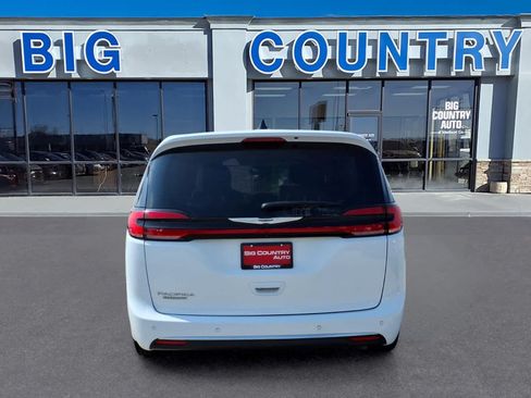 Used 2024 Chrysler Pacifica Touring-L FWD image 3