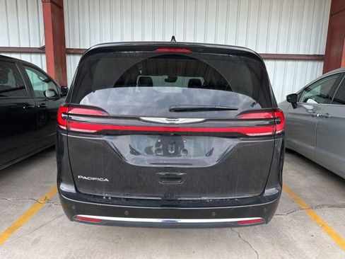 Used 2024 Chrysler Pacifica Touring-L FWD image 8
