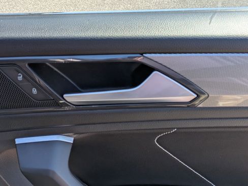 Used 2023 Volkswagen Tiguan SE w/ Panoramic Sunroof Package image 35