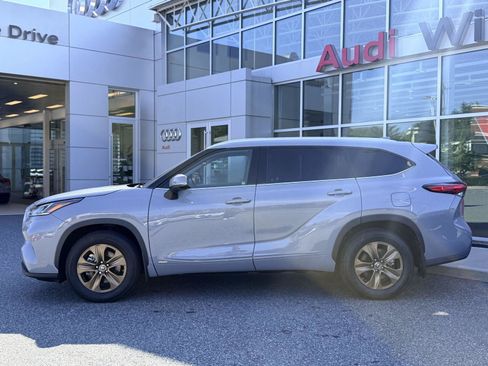 Used 2022 Toyota Highlander Bronze Edition AWD/4WD image 3