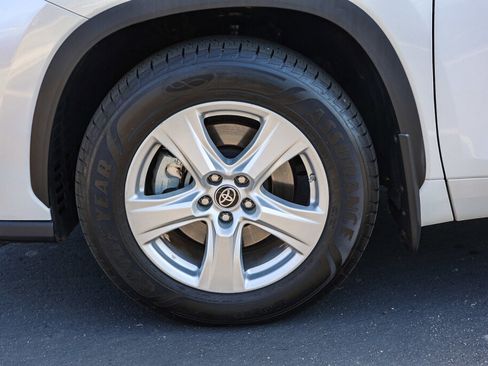 Used 2023 Toyota Highlander LE AWD/4WD image 29
