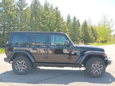 Used 2025 Jeep Wrangler Unlimited Sahara AWD/4WD image 6