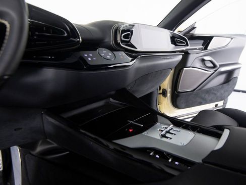 Used 2025 Ferrari Purosangue image 27