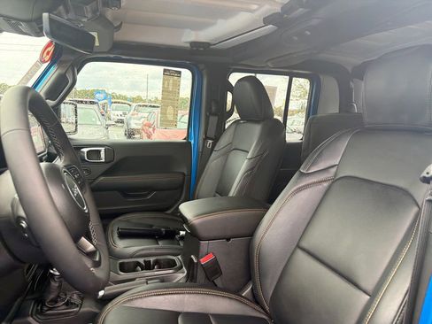 Used 2025 Jeep Gladiator Sport w/ Premium Package image 14