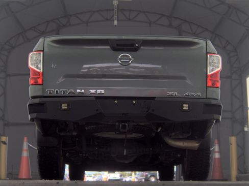 Used 2019 Nissan Titan SL w/ Chrome Package AWD/4WD image 10